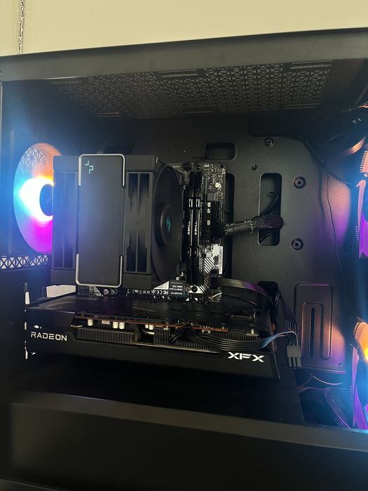 Placa video XFX Radeon 6600xt ,cu 3 ventilatoare ,stare excelenta