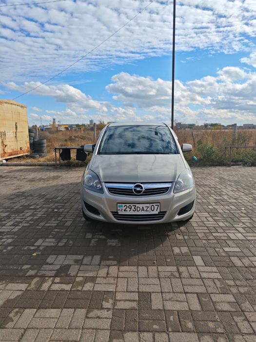Продам машину Opel Zafira 2011 года