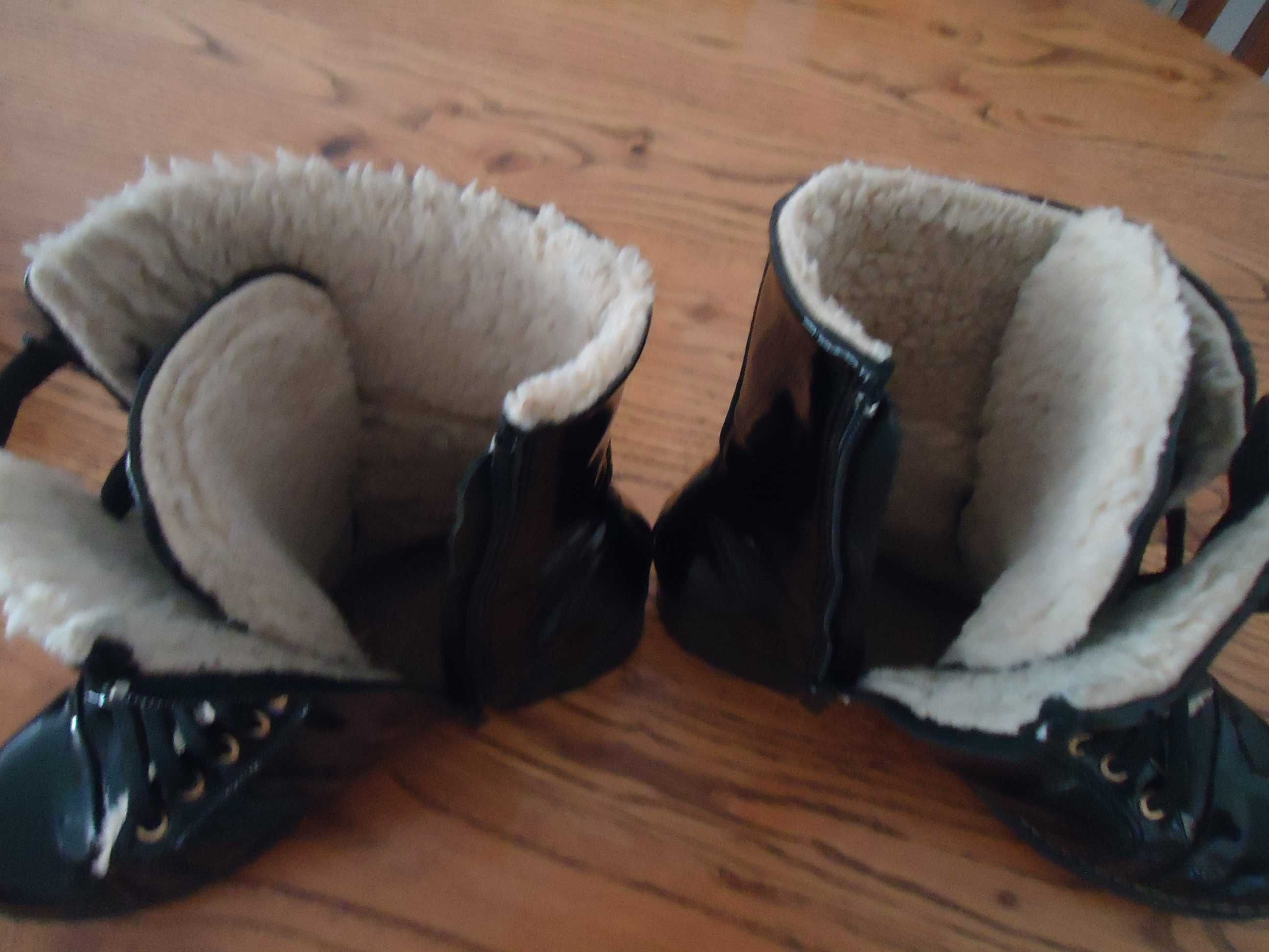 Дамски зимни обувки тип кубинки от естествена лачена кожа