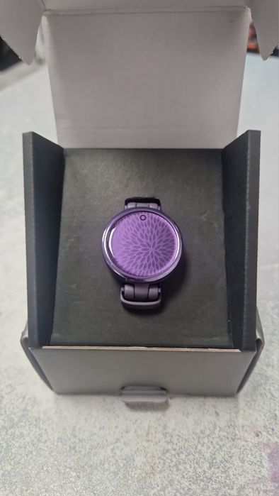 Нов смарт часовник Garmin Lily