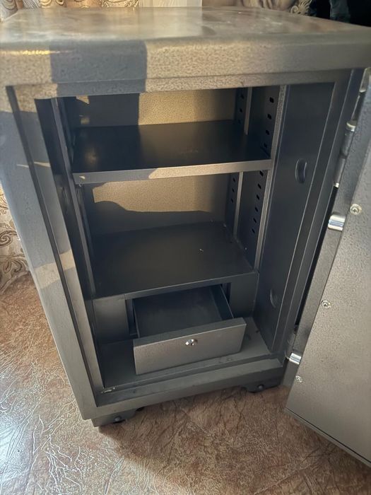 Продам сейф вместительный