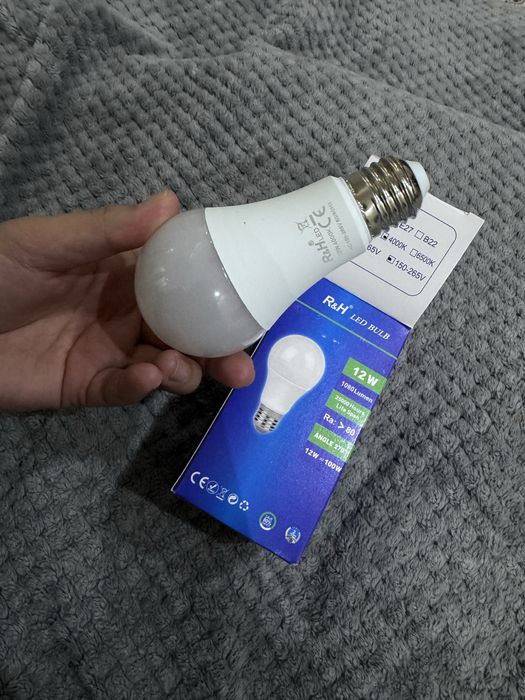 Есть в наличий Лампочки LED R&H 12 W новая