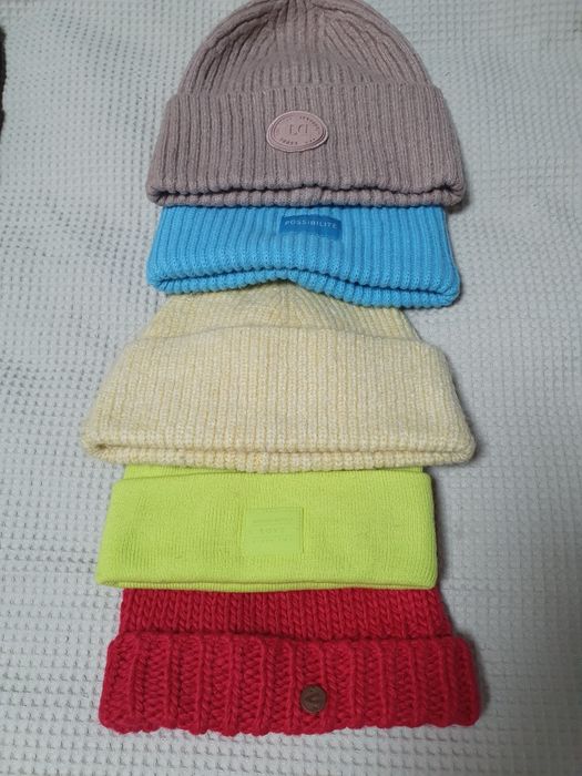 Шапки зимни за ученичка. Заедно 25лв