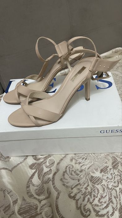 Босоножки фирмы Guess