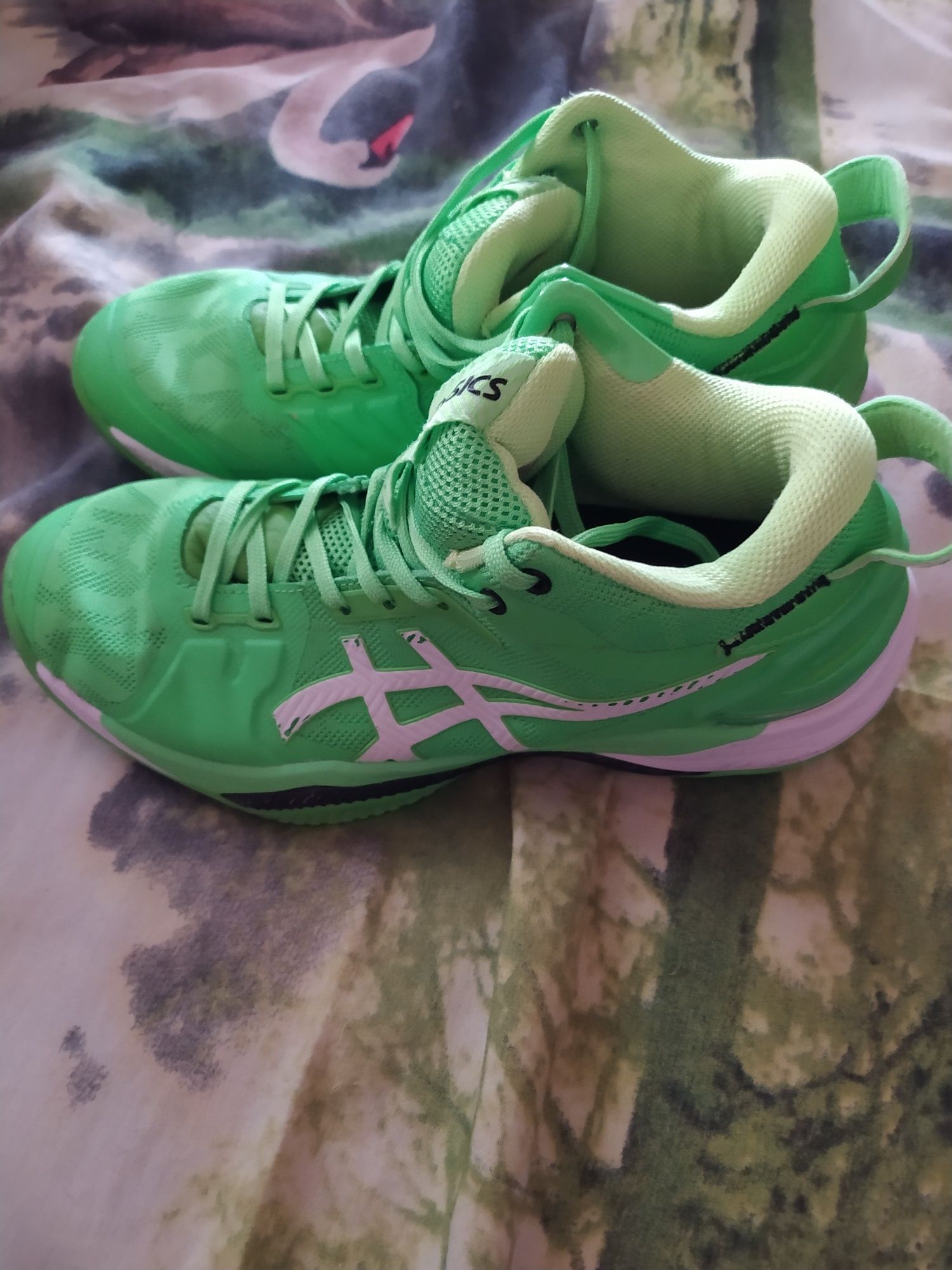 Продам кроссовки Asics