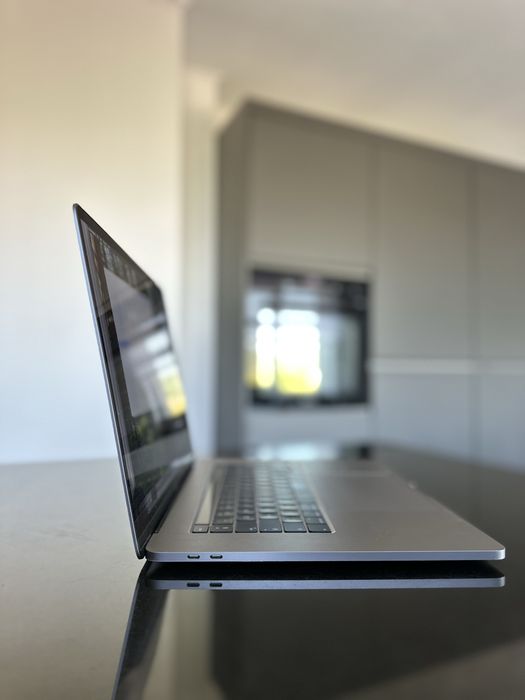 MacBook Pro 16” 2020 – i9, 16GB RAM, 1TB SSD – Display spart