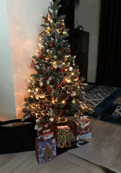 Новогодняя елка с ягодами и еловыми шишками разборная