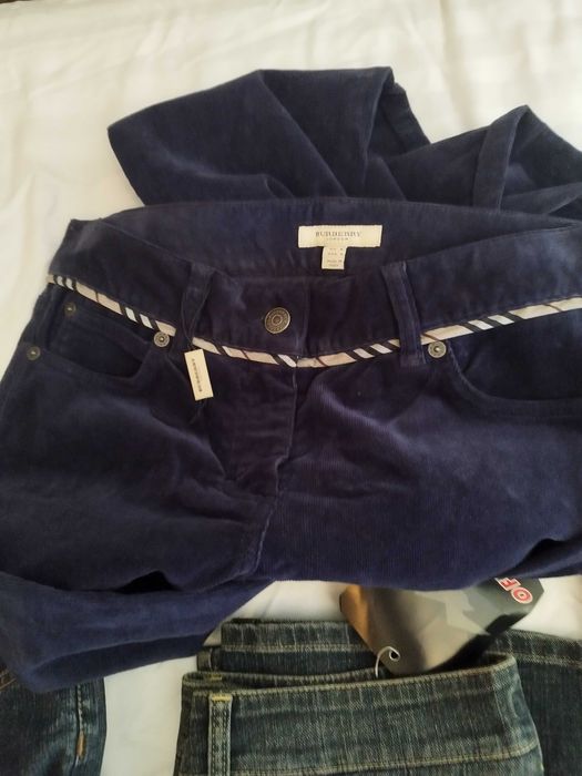 Blugi dama și bărbat fără a fi purtate sunt noi