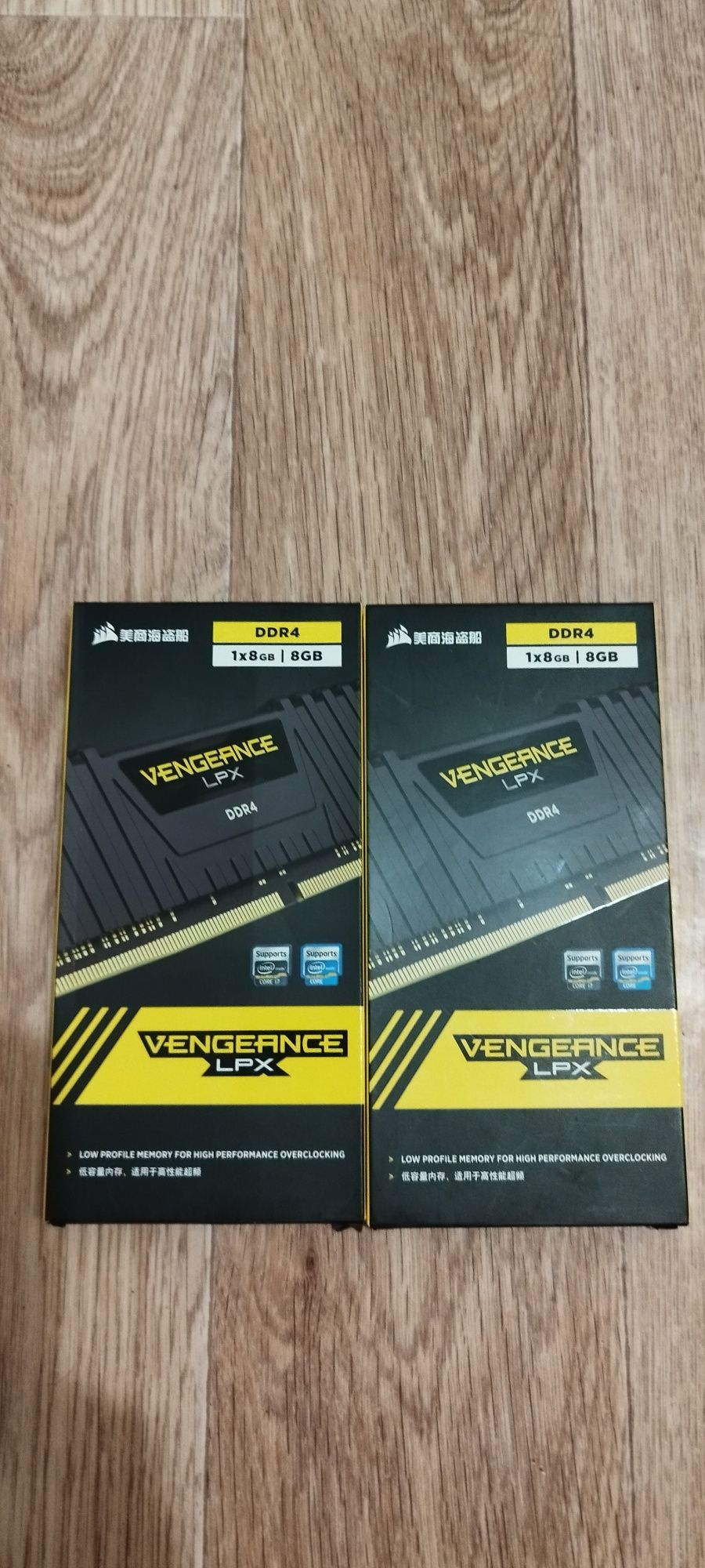 Две планки оперативной памяти ddr4 на 8 Гб.