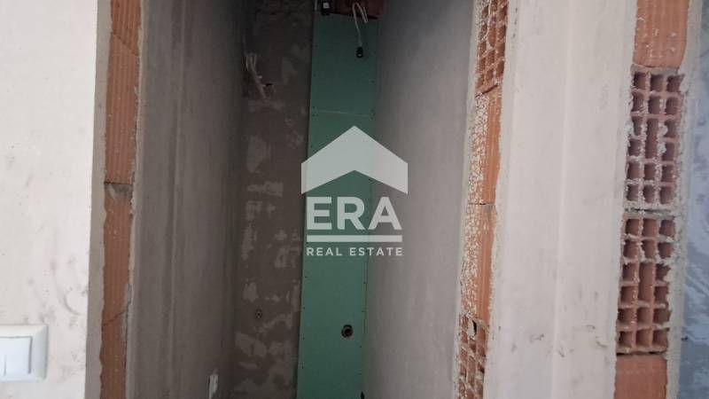 Тристаен апартамент за продажба, с големи стаи и морска панорама, в но