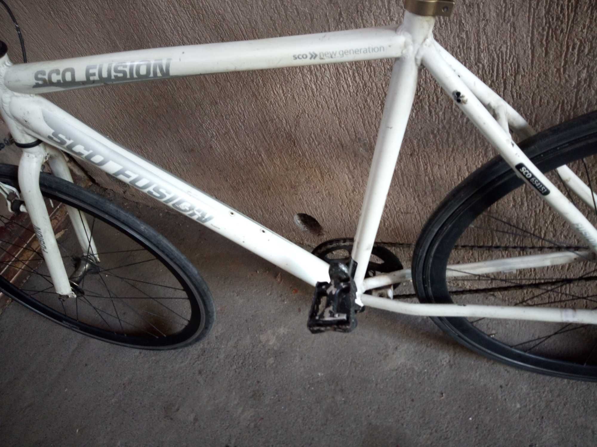 vând bicicletā Fixā/fixie și single speed (cu douā pinioane în spate)