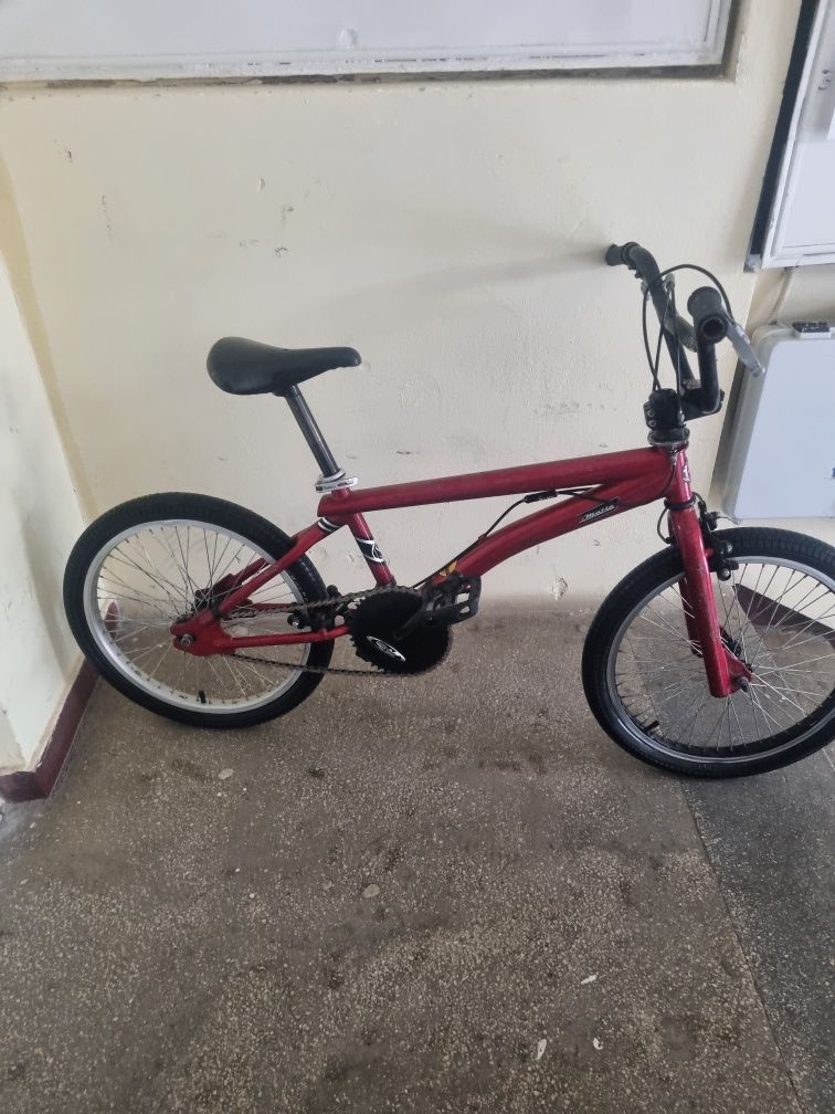 Bicicleta  bmx pentru  tineri