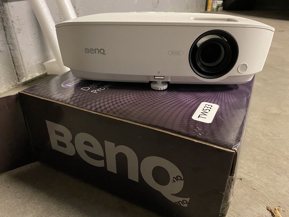 Videoproiector si ecran BenQ