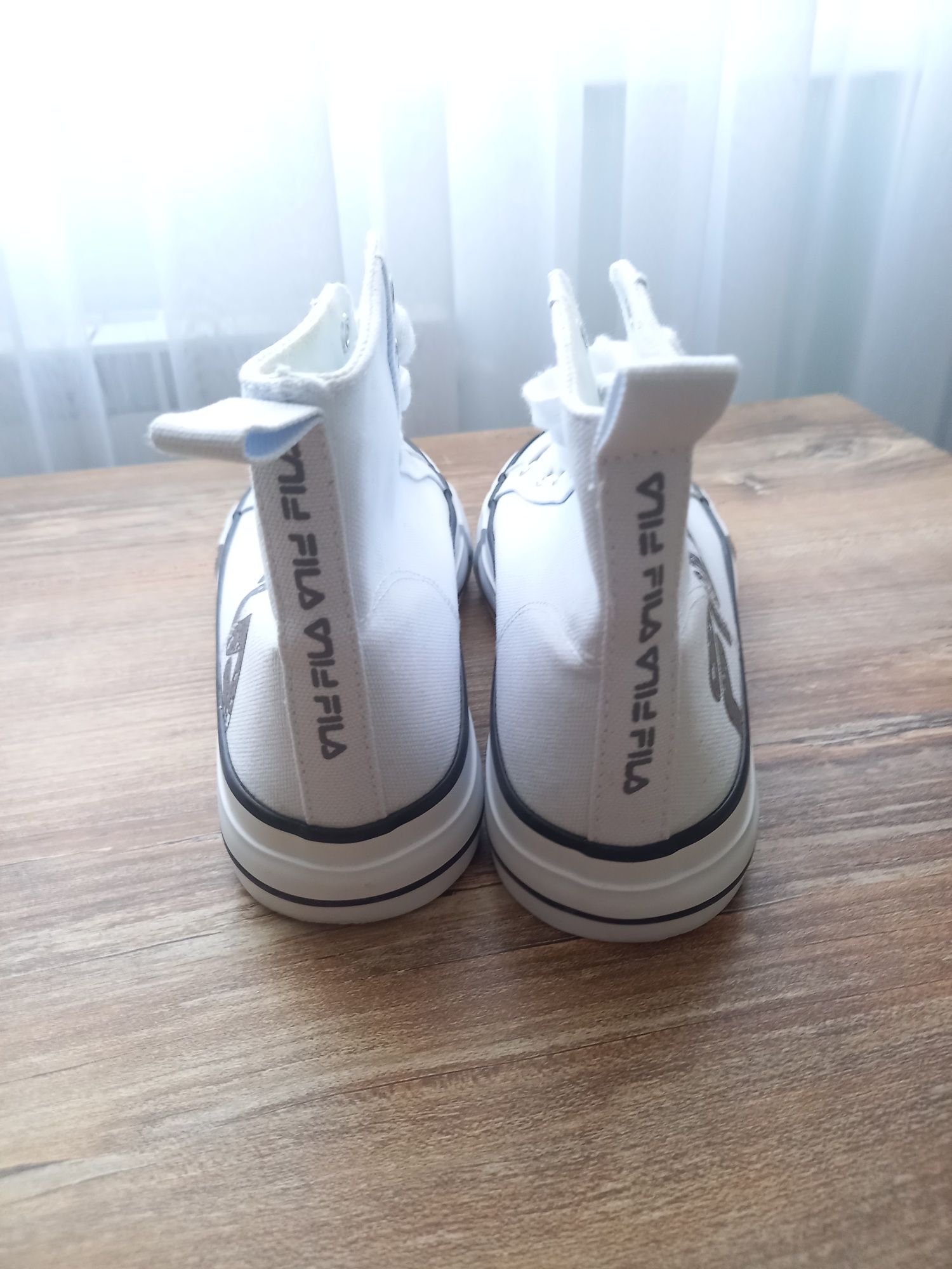 Converse и Fila спортни обувки