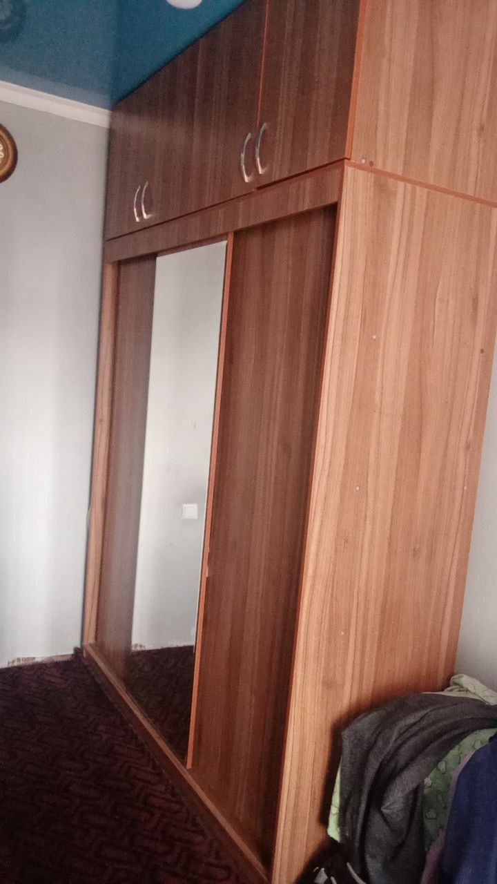 Шкаф сотилади.            
Энига 1,80
Ичини кенглиги 60 
Тел : 90 945