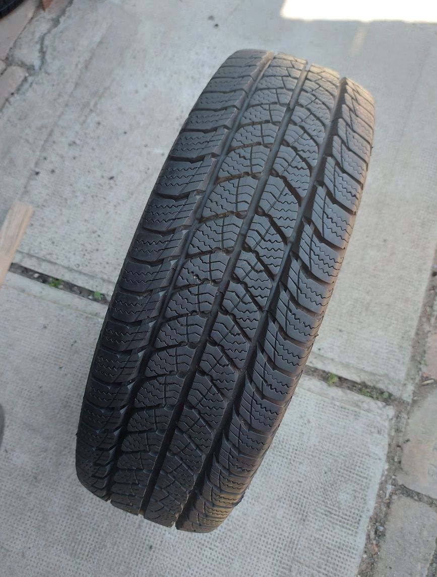 O bucată 205/75 R16C M+S iarnă - una Bridgestone Semperit Falken Nexen