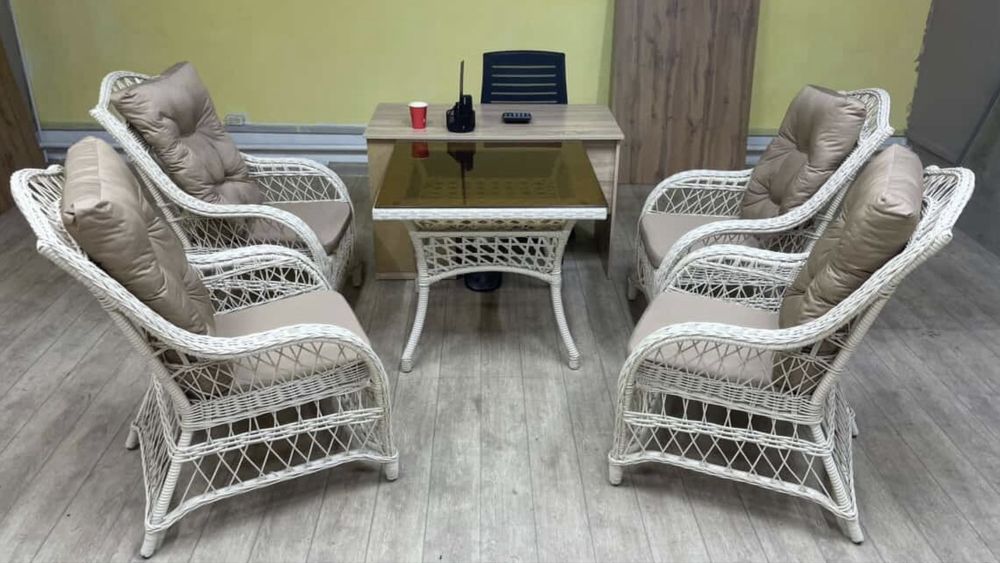 Продам комплект мебели 4 прочных плетёных стула и стеклянный стол