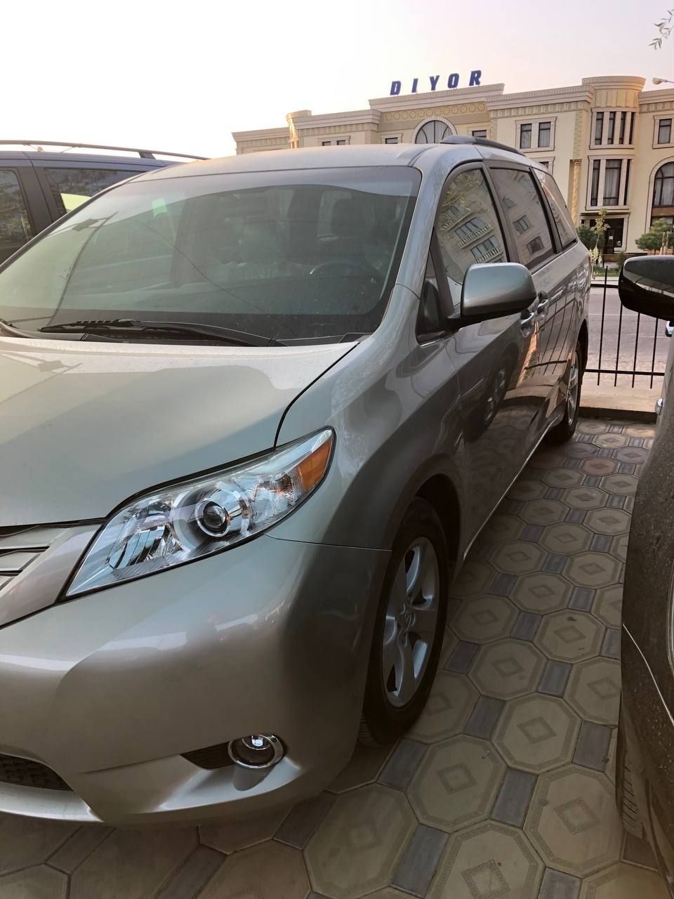 Toyota Sienna продаётся