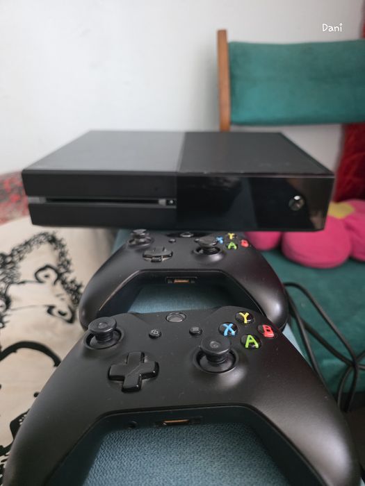Vând XBOX ONE plus 2 manete