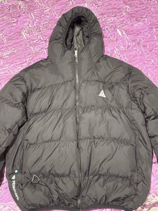 Продам пуховик Nike Acg