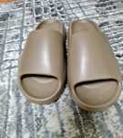 Продавам летни тип Yeezy slide,  soft.