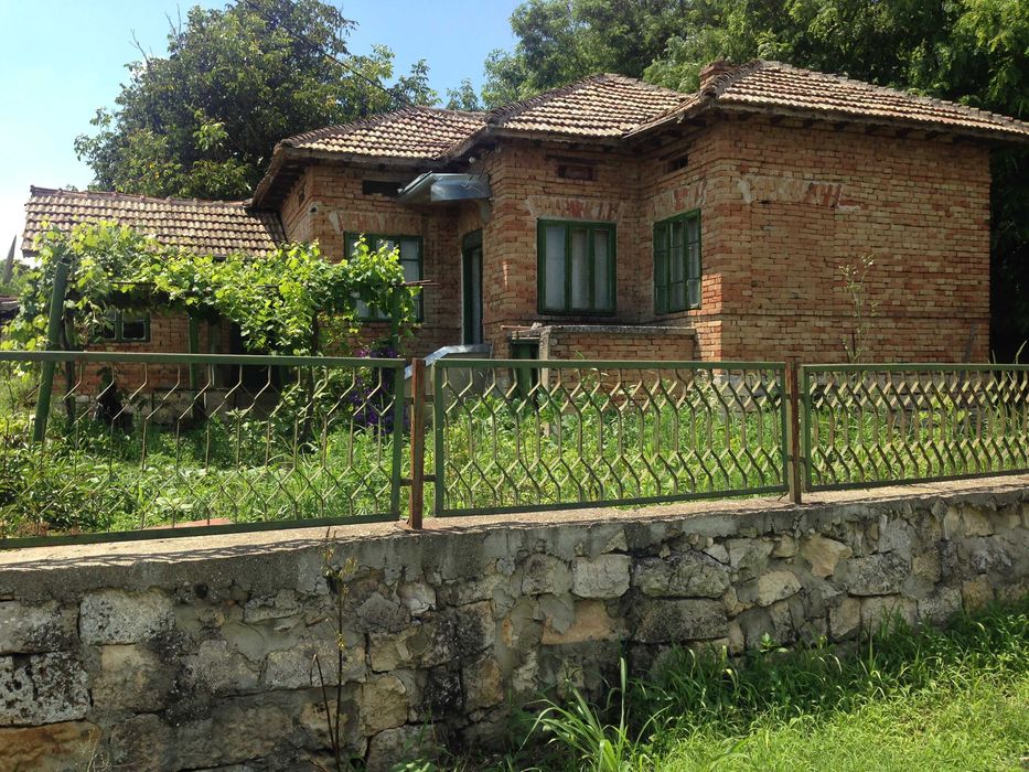 Къща с 1900 кв.м. двор в село Александрия област Добрич
