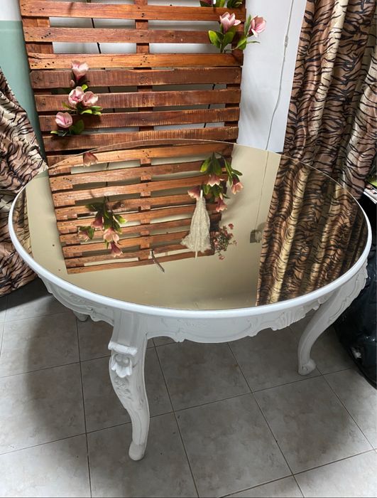 Маса със златен огледален ефект