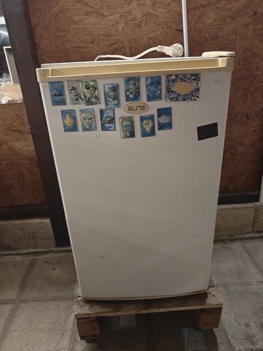 Хладилник с малка камера