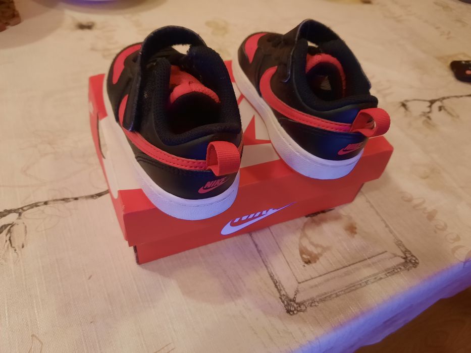 Продавам  кожени  маратонки  найк за момче 23.5 номер