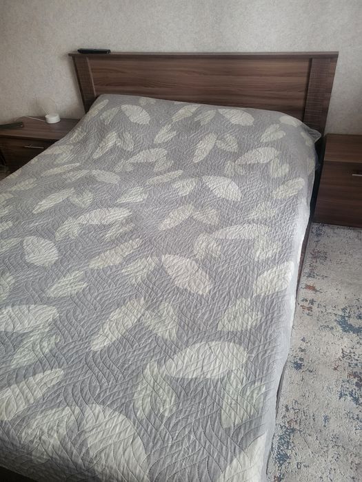 Продам кровать с тумбочками