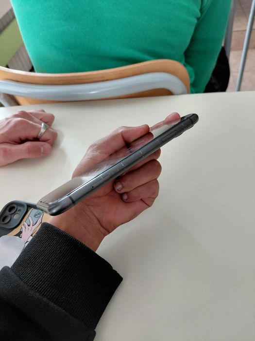 Продавам iPhone 11