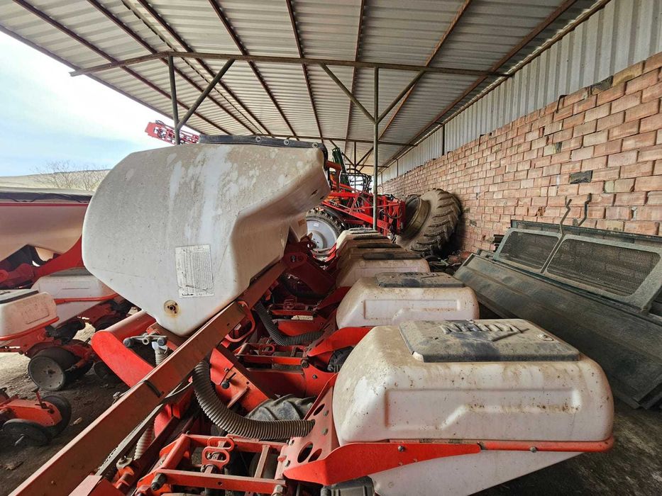 Vand semantoare Khun Maxima II  cu buncar de fertilizare , 8 randuri.