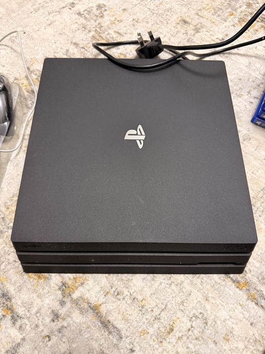 Ps 4 pro 1TB +3 manete +camera+ 10 jocuri stare excelenta
