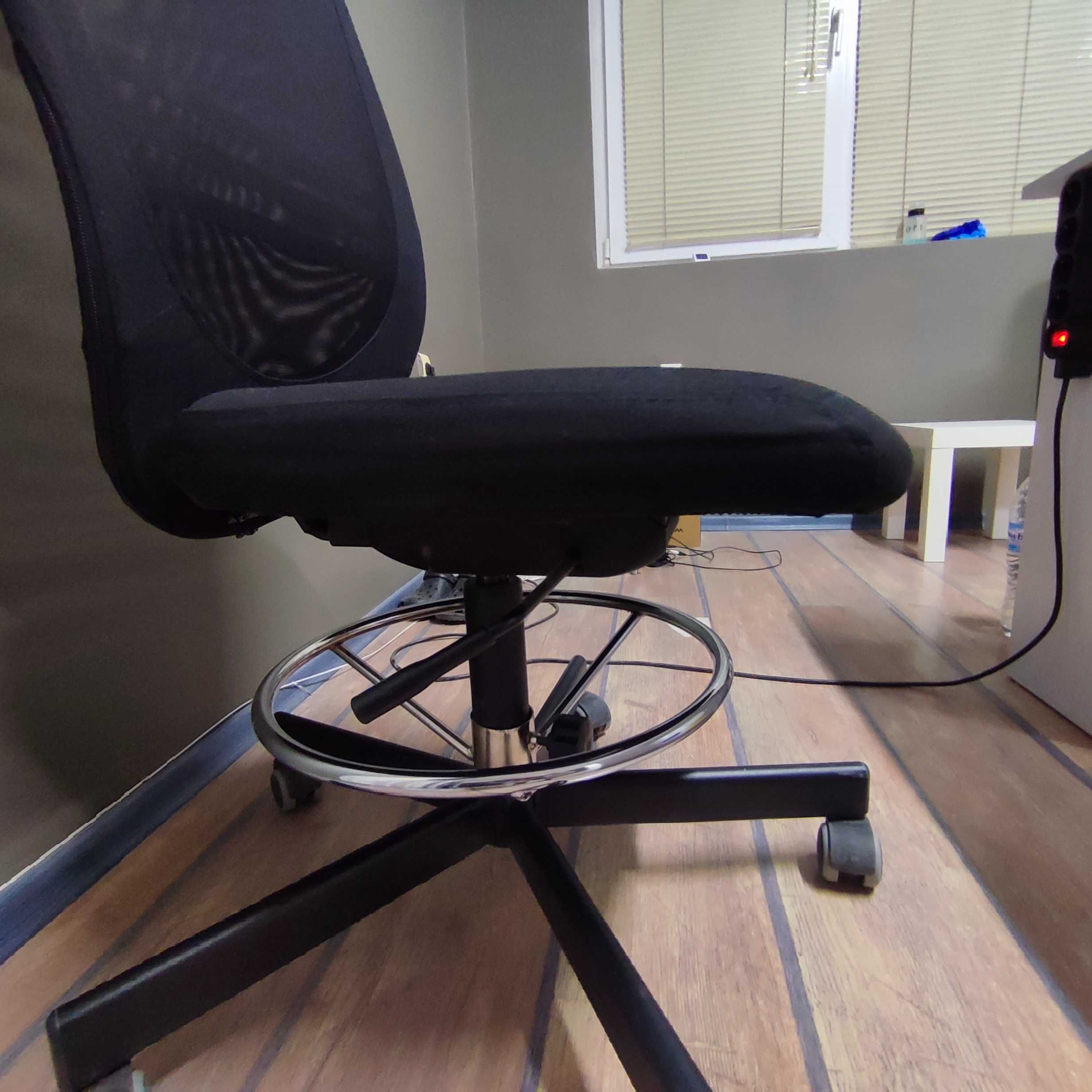 Офис стол с подложка за краката