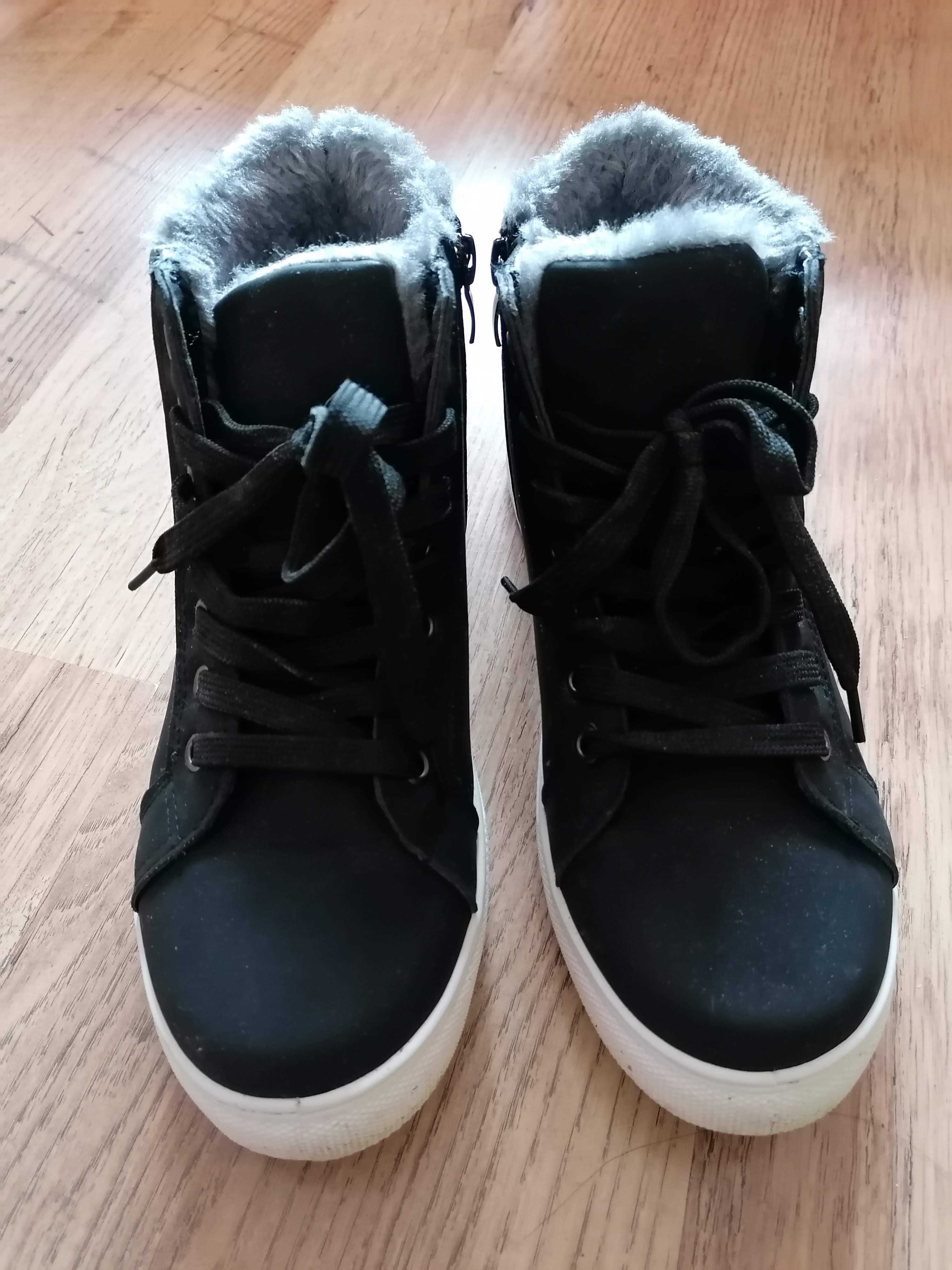 Черни дамски спортни зимни обувки