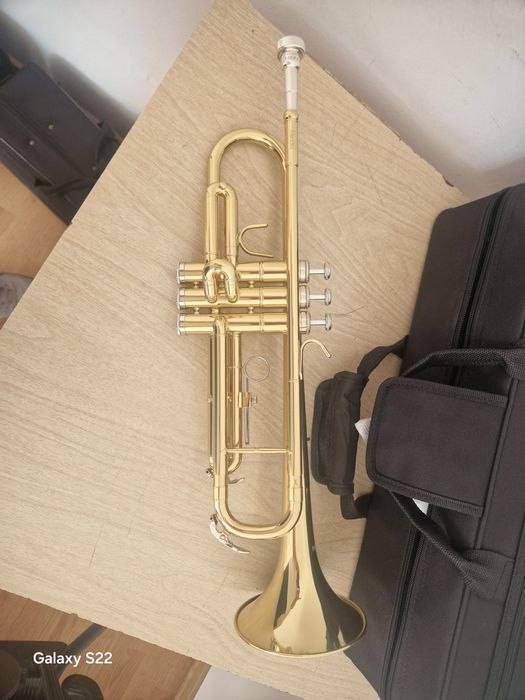 Trompeta mendini noua cu mustiuc 7c nou, husa si alte accesorii