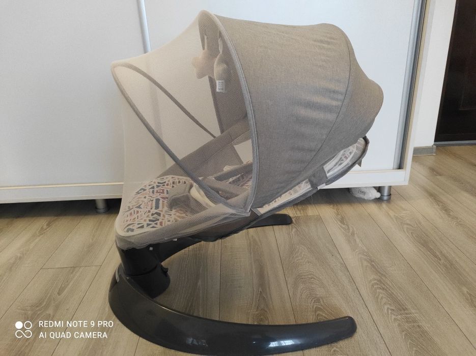 Leagăn electric pentru bebeluși.