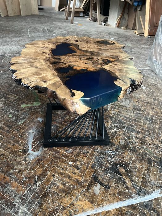 Налична уникална маса от орех и епоксидна смола