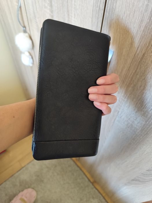 Голямо черно портмоне