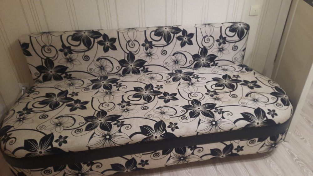 Диван на продаже