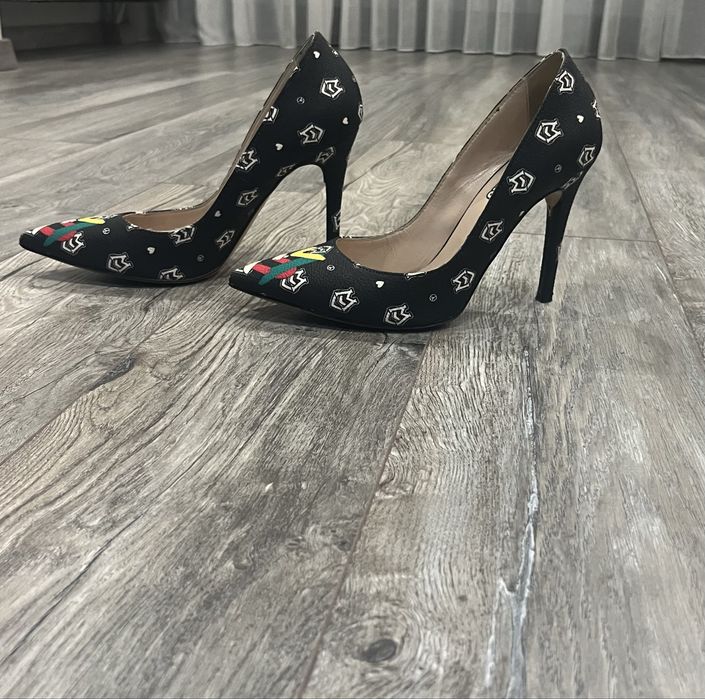 Обувки с ток Love Moshcino