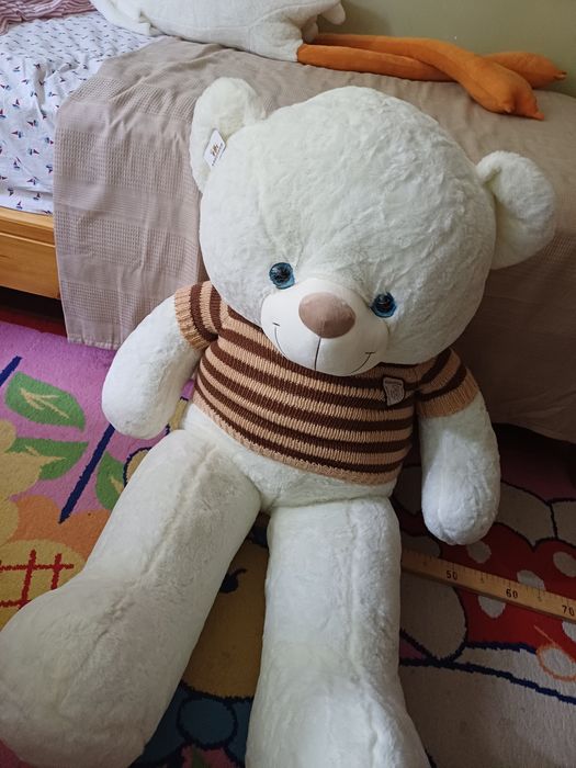 Белый огромный плюшевый медведь