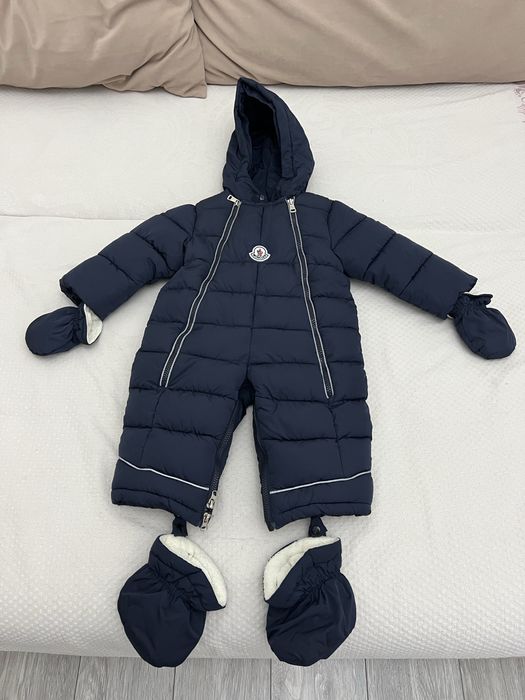 Продам зимний слитный комбинезон Moncler  рост 80