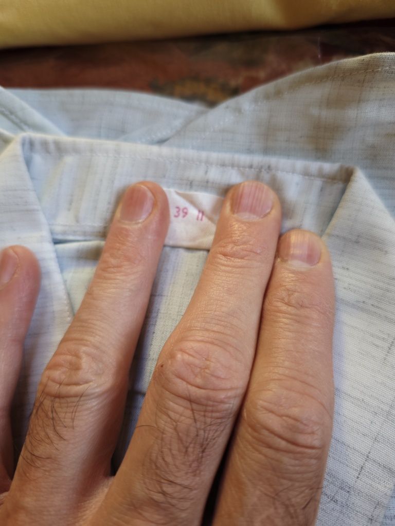 Продавам мъжки ризи.