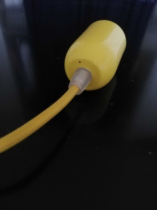 Жълта фасунга с кабел