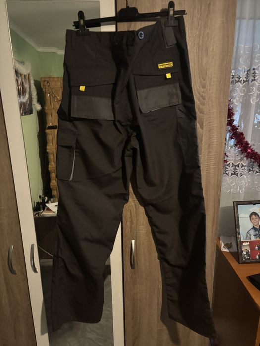 Vand pantaloni de munca