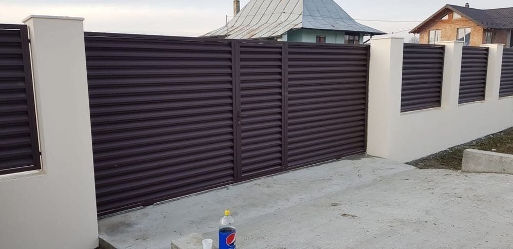 Construim la comanda dvs. garduri si porti din:
- panouri stil jaluzea