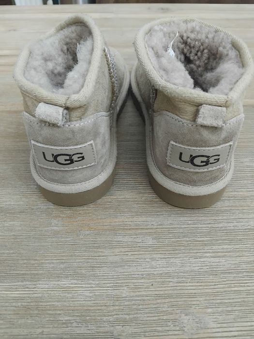 UGG бети с велурена агнешка кожа и модели от ZARA