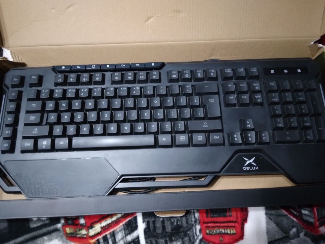 Vând tastatura gaming Delux