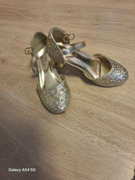 Vând pantofi fetițe măsura 25